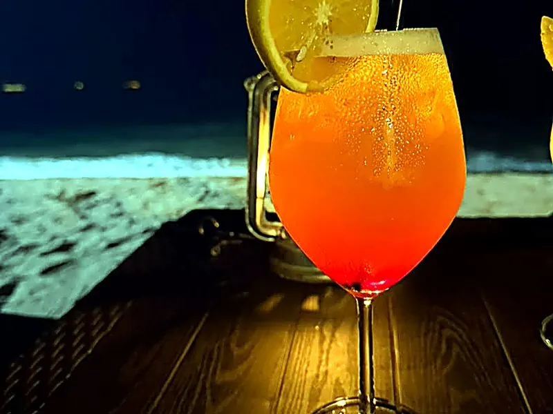 Cocktail servi au bar