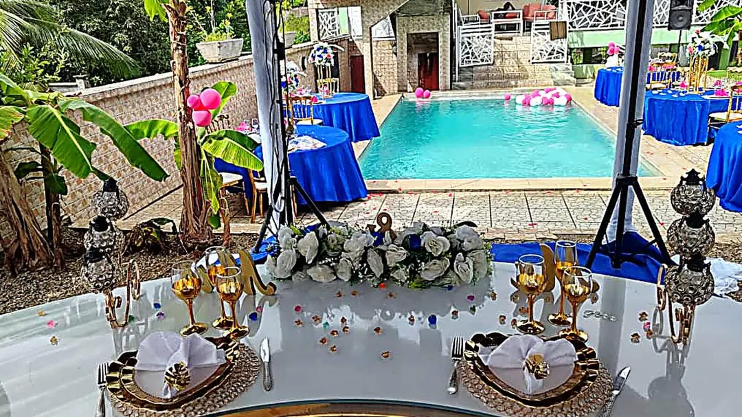 Réception dressée au bord de la piscine