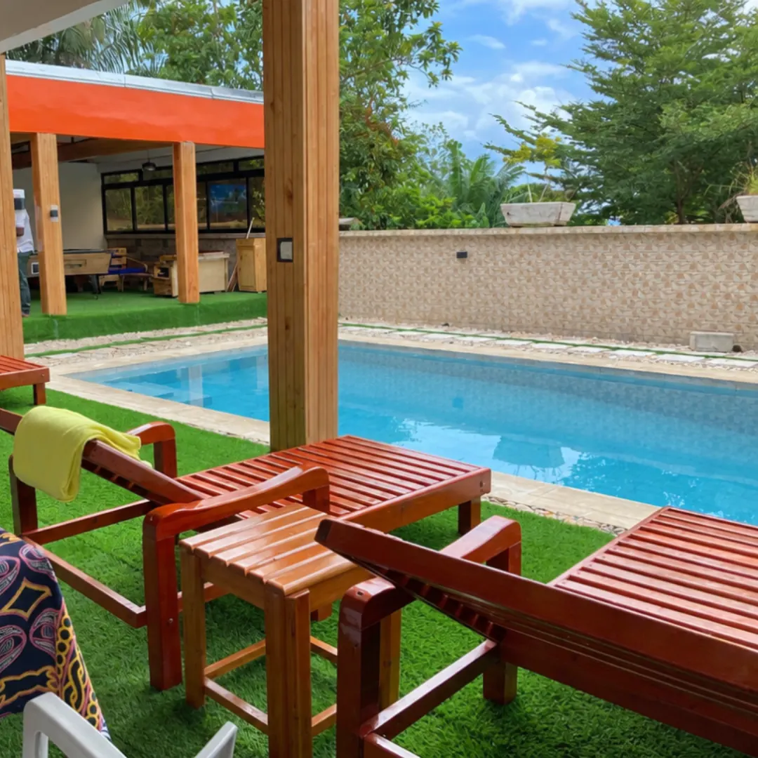 Transats en bois au bord de la piscine