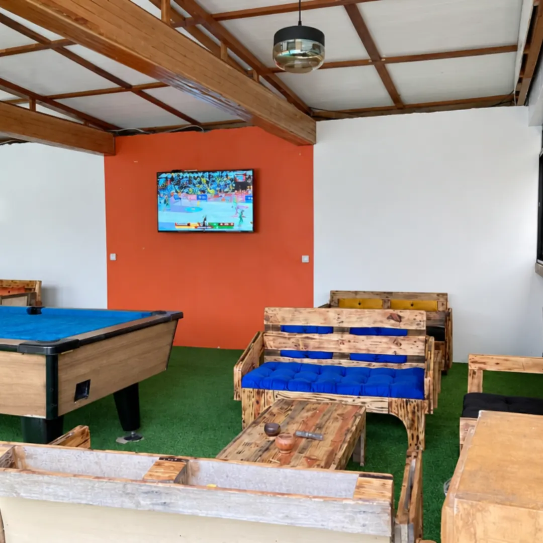Salle de jeux : baby-foot et salon TV