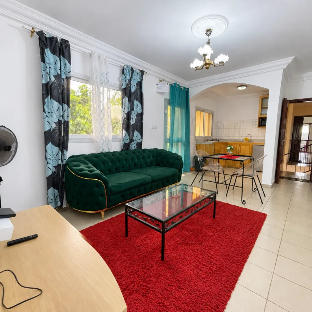 Salon avec canapé en velours vert