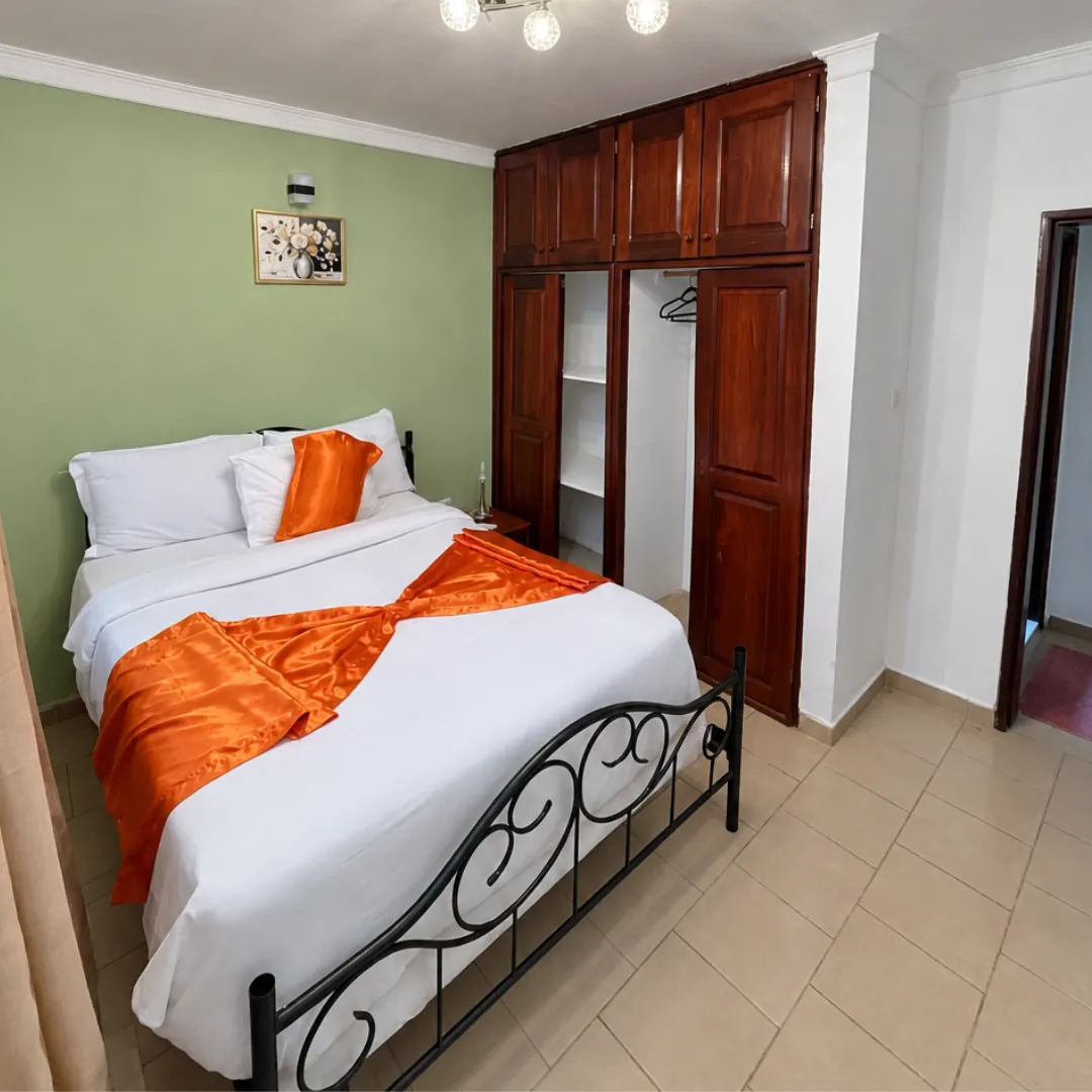 Chambre avec lit double, murs verts
