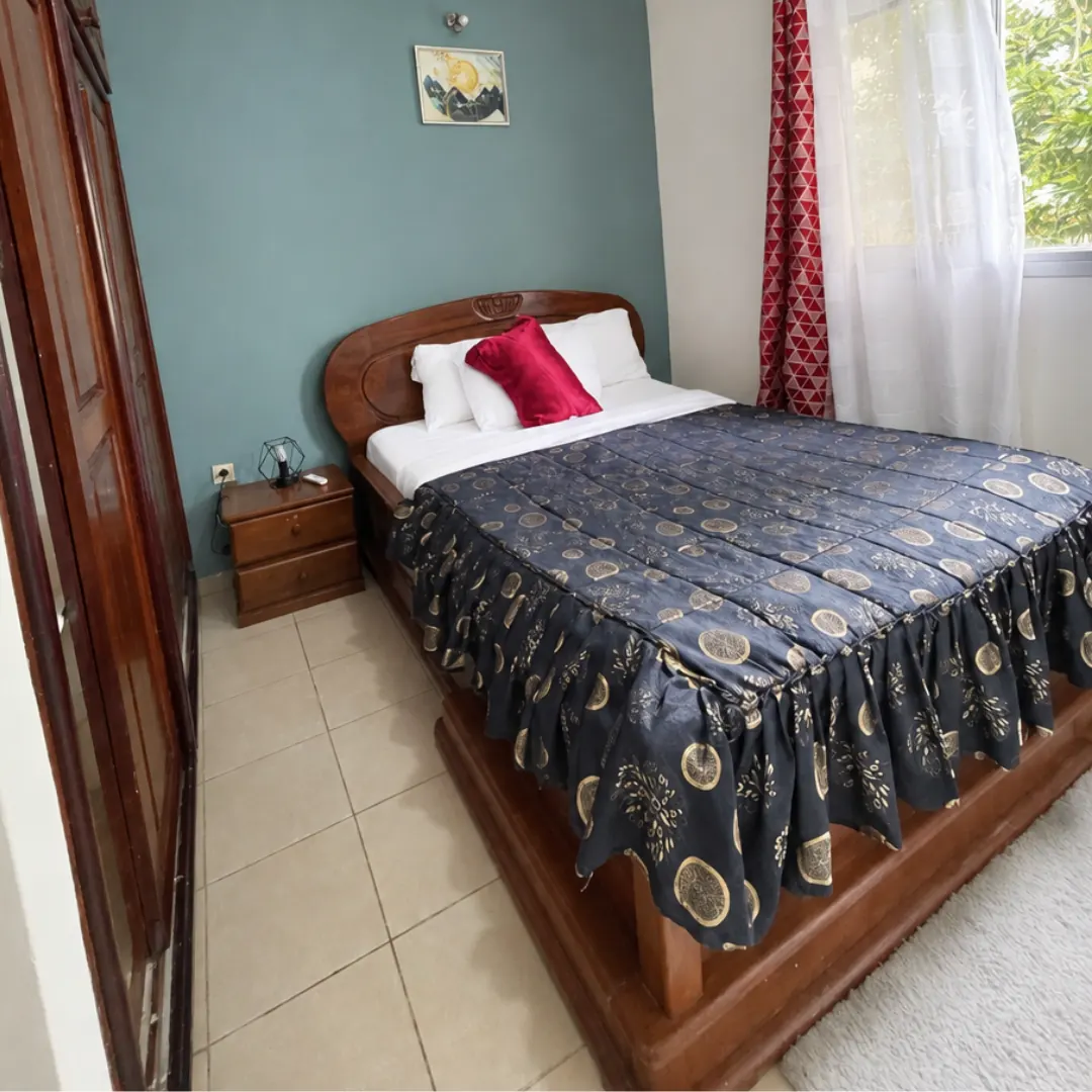 Chambre avec lit double, mur turquoise