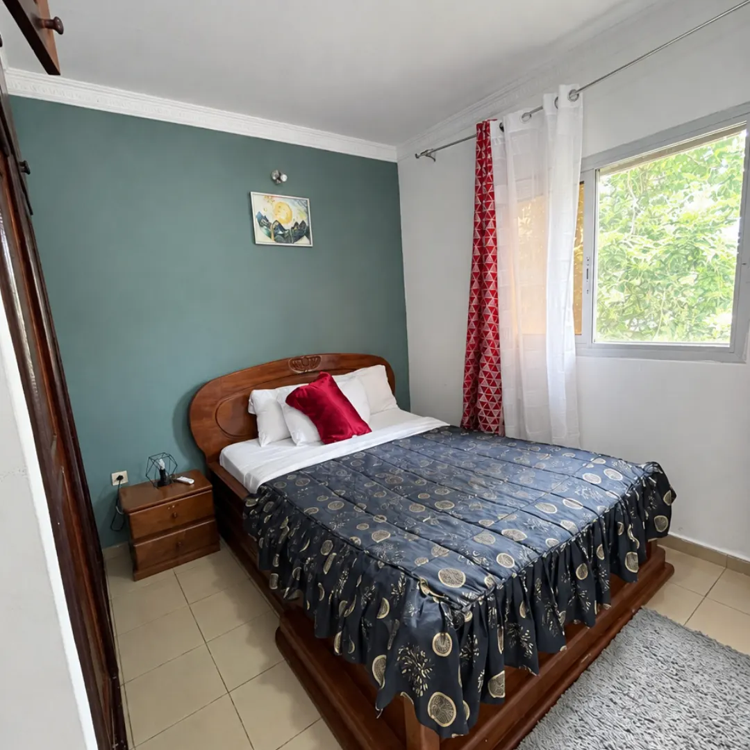 Chambre avec lit double, mur bleu