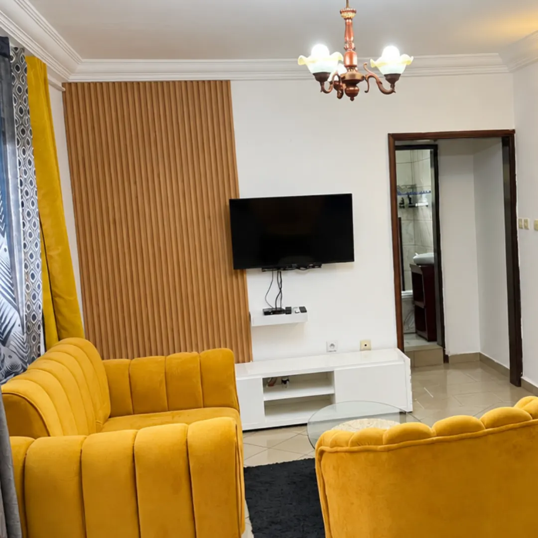Salon avec fauteuils jaunes