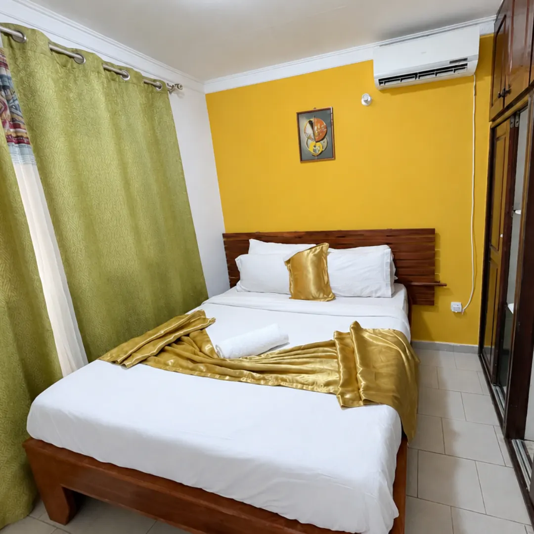 Chambre avec grand lit et climatisation
