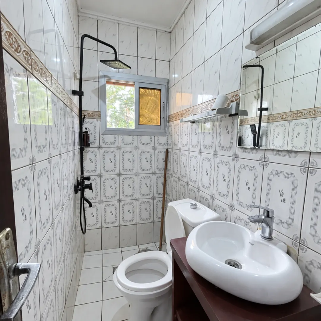 Salle d'eau avec douche