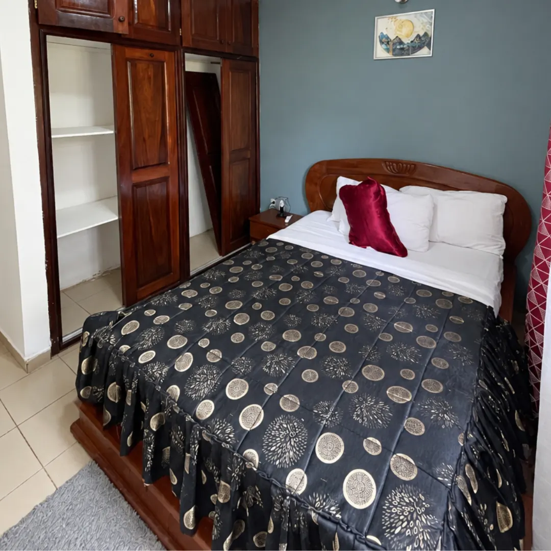 Chambre avec grand lit et dressing
