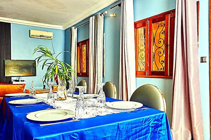 Table dressée dans une salle à manger